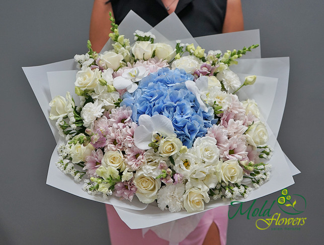 Букет с голубой гортензией и белыми розами ,,Цветочный Сюрприз'' Фото